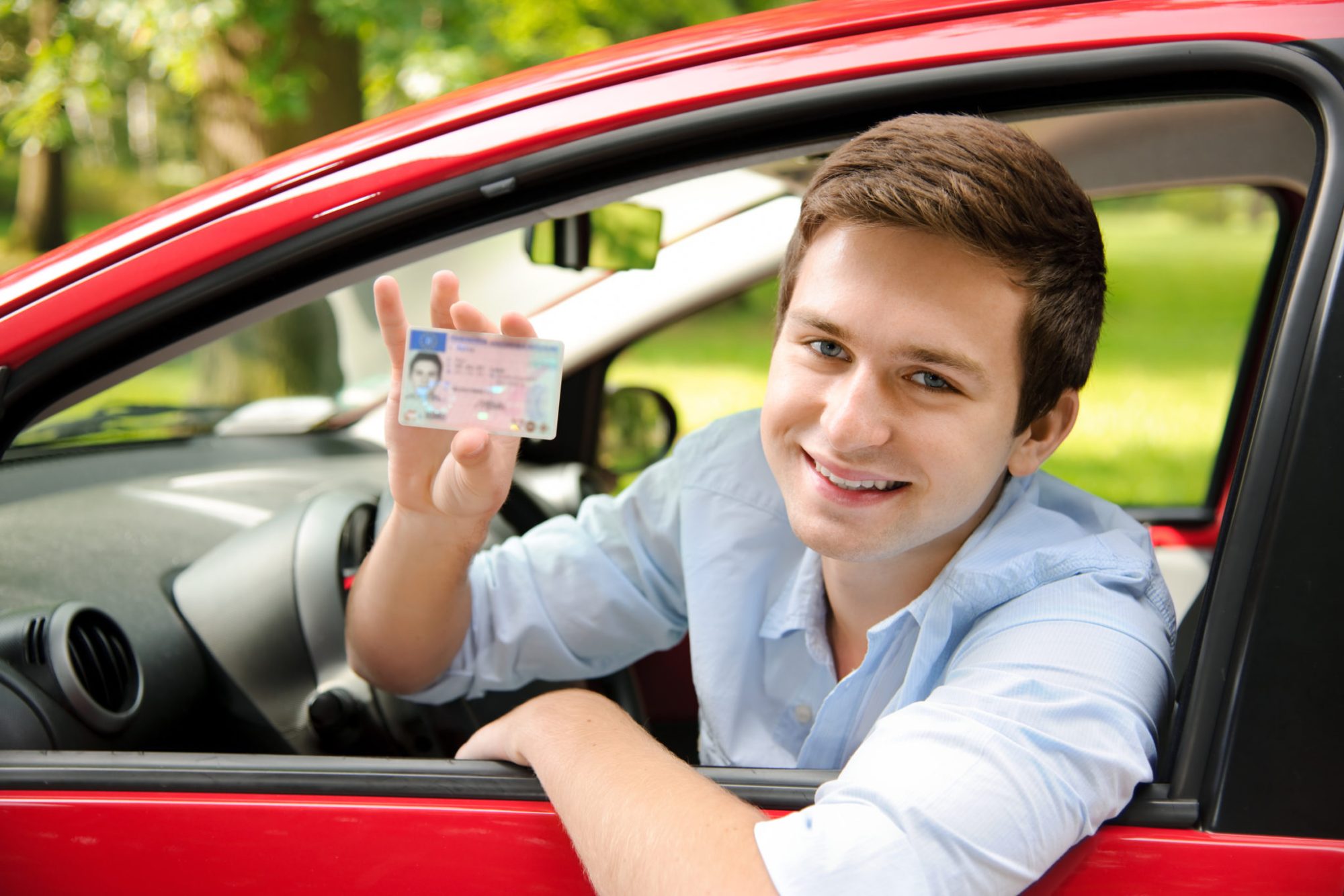 Jugendlicher mit neuem Auto und Führerschein